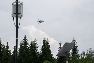 Noen av løsningene Forsvaret nylig testet for å få mobildekning ute i felt: Den mobile basestasjonen til venstre fikk signaler både fra flyvende drone og Starlink-satellittantenne. Slike løsninger kan også komme sivilsamfunnet til gode når kriser oppstår.