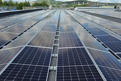 Det må bli lettere å bygge småskala kraftverk som ikke spiser av naturen - som solceller på tak, mener klimautvalget.