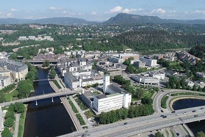 Sandvika med Rådhuset, elven og Kolsåstoppen i bakgrunnen.