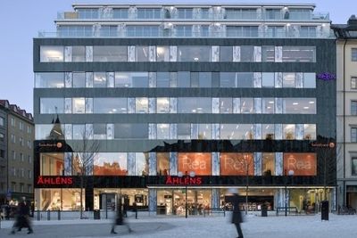 I eiendommen med varehuset Åhlens på gateplan på Östermalmstorg i Stockholm har Proptivity bygd et innendørs 5G-nett med Ericsson-utstyr. Huseier betaler for leie av nettet, mens alle mobiloperatører kan koble seg til, om de vil. 