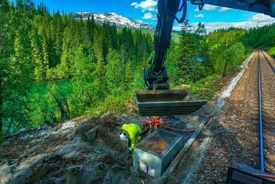 Fiberkabel legges langs Nordlandsbanen. Nkom mener mer må gjøres for å sikre at innbyggerne i Nordland har tilgang på en robust, digital infrastruktur.