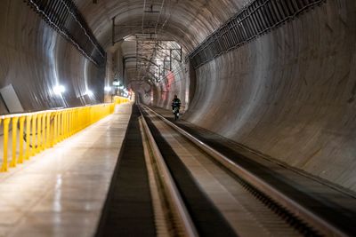 Den 19,5 kilometer lange Blixtunnelen er den lengste jernbanetunnelen i Norden. Når hastigheten øker, kan kontakten mellom toghjul og skinner skape kraftige vibrasjoner i toget.