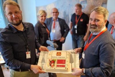 Fra inngåelsen av driftskontrakten tidligere i vår. Til venstre direktør Kjell Otto Bragstad i Veidekke, sammen med divisjonsdirektør Bjørn Laksforsmo i Statens vegvesen