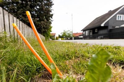 Når rørene med fiber har nådd fram til huset skal det på sikt bli raskere å bytte leverandør av tjenester på fiberen. Her et bilde av fiberrør i Sandefjord.