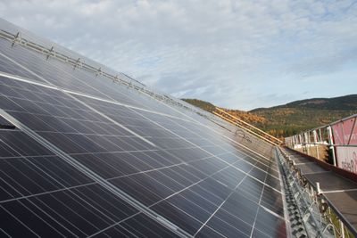 Høgskolen i Hedmark, campus Evenstad, hadde Norges største solcelleanlegg da det sto ferdig i desember 2013. 