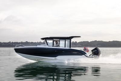 Hydrolift X-27 SUV er en 8,11 meter lang fritidsbåt med toppfart 65 knop. Havarikommisjonen tilrår Hydrolift å utbedre stabiliteten.
