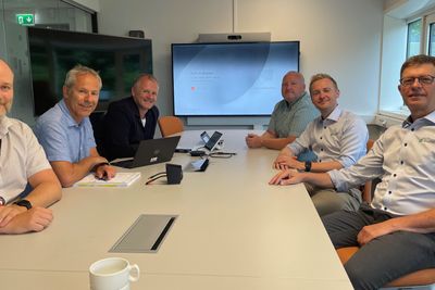 Terje Hundere ( Aventi Group), Lasse Olesen (Aventi Technology, Vidar Myrbakk(Statens vegvesen) Venstre side: Kent Andresen (Statens vegvesen, Åge Brudeseth (Statens vegvesen), Tom Hedalen (Statens vegvesen)