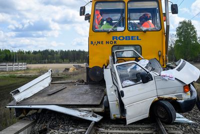  En person ble fraktet til sykehus etter at en bil ble påkjørt av et arbeidstog på en planovergang uten bom ved Sander stasjon vest for Kongsvinger i mai.