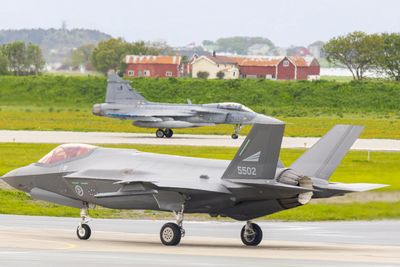 Norsk F-35A og tsjekkisk Jas-39C Gripen på Ørland flystasjon under storøvelsen Arctic Challenge Excersise (ACE) i mai 2023.