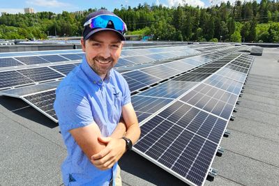 Lars-Christian Unger fikk kjørt seg da solcellene skulle monteres. I dagene før lavet snøen ned.