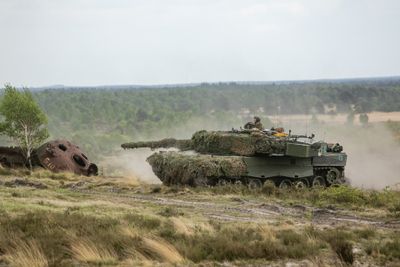 Når norske Leopard 2A4 skal erstattes med Leopard 2A8 fra 2026, blir det med 54 nye stridsvogner – ikke 72. Dette er fra Wettiner Heide-øvelsen i fjor med ei vogn fra Eskadron 1 i Telemark bataljon.