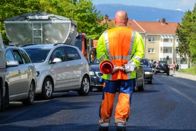 Når det søkes om bruk av manuell trafikkdirigering, skal søknaden heretter inneholde en vurdering av om det er nødvendig å bruke trafikkdirigenter.