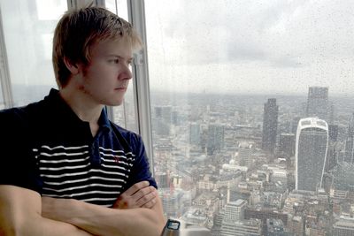 Kunstig intelligens øker risikoen for farer på en måte ingen andre teknologier kan, skriver KI-student Edson Reistad.