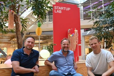 Ronny Liverød (t.v.), Per Einar Dybvik og Karl Liapunov fra Startuplab ser at stadig flere teknologigründere sikter seg inn på klima, fornybar energi og bygg.