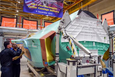Teknikere på Northrop Grummans fabrikk i Palmdale i California gjennomfører den siste kvalitetssjekken på midtre skrogdel for AM-1, altså Norges første F-35, i desember 2014. Dersom tyskerne får det som de vil, skal Rheinmetall bygge tilsvarende komponenter i Weeze fra 2025.