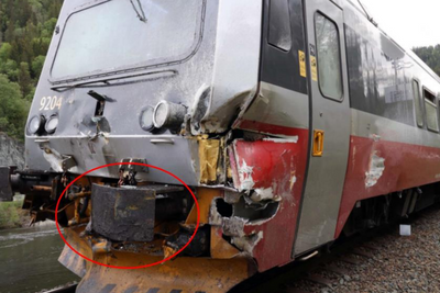 Togsettet i etterkant av ulykken. Gul maling fra traktorens tilhenger er avsatt på togets venstre buffer som er markert innenfor den røde sirkelen.