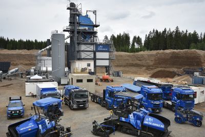 Den nye fabrikken med endel av maskin- og bilparken parkert foran anlegget på Jessheim.