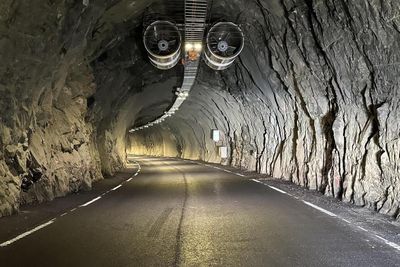 I tillegg til all tunnelelektro som vifter og sikkerhetsutstyr, er tunneltaket hevet til 4,40 meter, mot 4,10 tidligere.