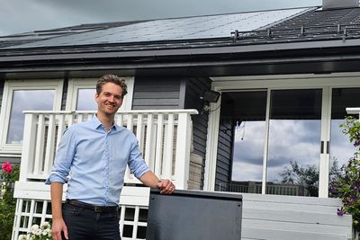 Åsmund Strandgård er den første i landet med de nye solcellemodulene på taket.