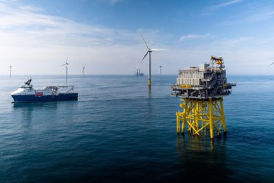 Hydro trekker seg fra havvindssatsingen i Sørlige Nordsjø II, og Equinor går videre alene med RWE som samarbeidspartner. Her fra Equinors Dudgeon Offshore Wind Farm vindmølleanlegg utenfor England.