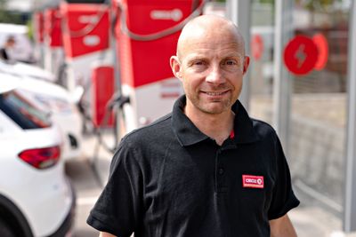  – Tilgangen på strøm tar uforholdsmessig lang tid, sier Anders Kleve Svela, leder for elbillading i Circle K Norge som gjerne vil etablere ladeplasser for el-lastebiler.