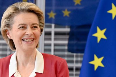 Kommisjonens president Ursula von der Leyen har grunn til å smile etter at parlamentet sa ja til loven og å restaurere natur. 