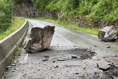 Et steinskred stengte riksvei 13 ved Lonavatnet onsdag kveld