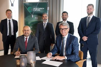 Ahmad Al-Sa’adi, konserndirektør for tekniske tjenester i Aramco, og Øyvind Eriksen, administrerende direktør i Aker, signerer intensjonsavtalen. 