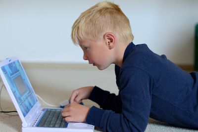 Selv om det kan være fristende å gi barna tilgang til jobb-PC'en i ferien, bør du ikke la dem bruke den. Det kan nemlig utgjøre en vesentlig risiko for arbeidsgiver, advarer Tietoevry.