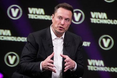 Elon Musk anklager konkurrerende KI-selskaper for å ha trent opp sine språkmodeller ved å bruke Twitter-data på ulovlig vis. Her snakker Musk på Vivatech-messen i Paris i juni.