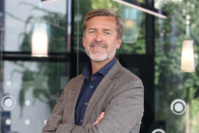 Hans-Henrik Merckoll er administrerende direktør i IBM Norge. Han mener at generativ KI kommer til å radikalt endre hvordan bedrifter opererer og at denne utviklingen kommer til å skje raskt. 