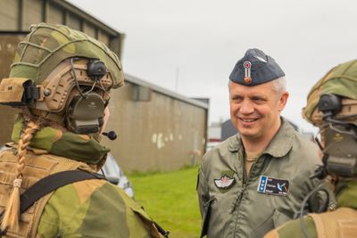 Oberst Martin Tesli er sjef på Ørland flystasjon, her i samtale med vaktsoldater under øvelsen Arctic Challenge Exercise i månedsskiftet mai/juni.