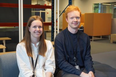 Margrethe Schrøder-Nielsen og Leander Skålevik Parton er sommerstudenter hos Skatteetaten. De jobber sammen på et KI-prosjekt. 