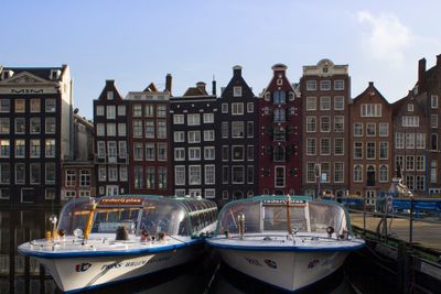 Amsterdams kanaler er noe av det som lokker turistene til byen. Myndighetene mener store cruiseskip ikke er i tråd med byens bærekraftsambisjoner.