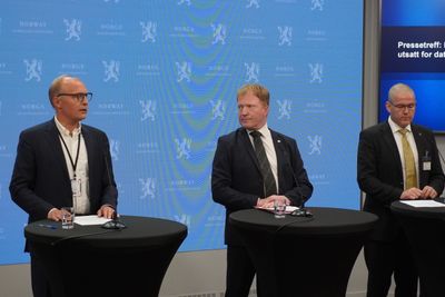 Fra venstre: Erik Hope, direktør i Departementenes sikkerhets- og serviceorganisasjon (DSS), kommunal- og distriktsminister Sigbjørn Gjelsvik og Geir Arild Engh-Hellesvik i Nasjonal sikkerhetsmyndighet (NSM) under en pressekonferanse mandag.