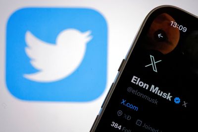 Den nye logoen til Twitter (X) sett på Twitter-kontoen til Elon Musk, mens den gamle Twitter-logoen vises i bakgrunnen.