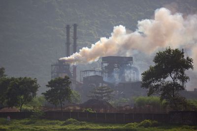 Røyk stiger fra et kullfyrt stålverk i Hehai ved Ranchi i den indiske delstaten Jharkhand. Økt forbruk av kull i India og Kina mer enn oppveier betydelige kutt i USA og EU. 