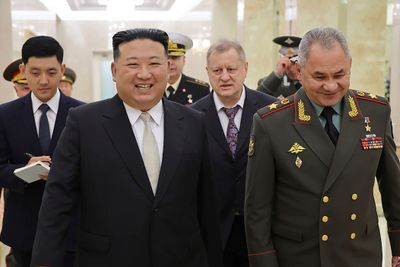 Nord-Koreas leder Kim Jong-un sammen med Russlands forsvarsminister Sergej Sjojgu (t.v.) i Pyongyang.