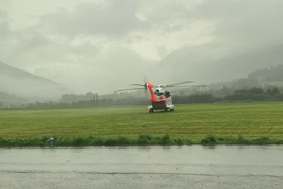 Redningshelikopter i Vistdalen i Molde kommune etter at det gikk flere jordskred søndag.