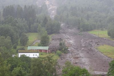 Alt av redningsmannskaper er kalt ut til Vistdalen i Molde kommune etter at det gikk flere jordskred søndag.