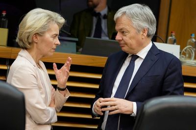 EU-kommissær Didier Reynders måtte beklage til Max Schrems at hans uttalelser «kan ha blitt tolket som kritikk av personvernorganisasjoner». Her sammen med Ursula von der Leyen tidligere i år.