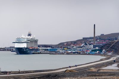 Anders Tysdal, CTO for infrastruktur i Tampnet, skriver at regjeringen bør tenke seg grundig om før de setter i gang bygging av kritisk infrastruktur til Svalbard og Jan Mayen på egen hånd, uten forutgående konkurranseutsetting, som ikke utnytter den kompetansen og markedet som er bygget opp i Norge over lang tid.