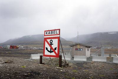 I dag ligger det to fiberkabler mellom Fastlands-Norge og Svalbard. Den ene ble skadet 7. januar 2022.