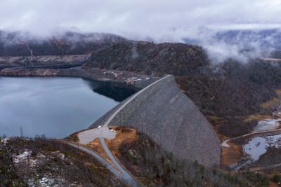 Statistikken viser at fyllingsgraden i vannmagasinene ligger like under normalen men områdene som trenger vann mest har fullle lagre. Her fra Agder Energi sine dammer i Bykle i Setesdal og deres kraftproduksjon. 