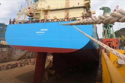 Maersk sitt første metanoldrevne containerskip er bygget ved Hyundai Mipo Dockyards i Sør-Korea. Det bunkret grønn metanol i juli i år, men var fortsatt ikke døpt.