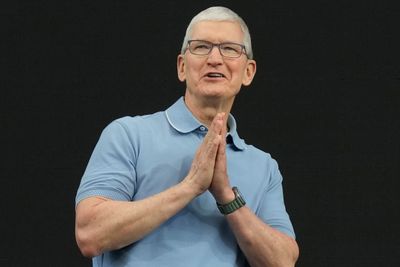 Apple tjener fortsatt masse penger, selv om omsetningen har falt. Her snakker Apple-sjef Tim Cook til publikum under en produktlansering ved Apples hovedkvarter i juni 2023.