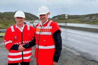 Samferdselsminister Jon-Ivar Nygård sammen med ordfører i Hammerfest, Terje Wikstrøm.