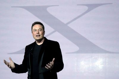 I 2015 lanserte Elon Musk Tesla-modellen X. Nå vil har han endret Twitter til å bli X, og vil gjøre plattformen til en «alt mulig»-app.