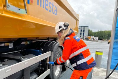 konsernsjef i Mesta, Marianne Bergmann Røren, fyller biogass på en av selskapets biler
