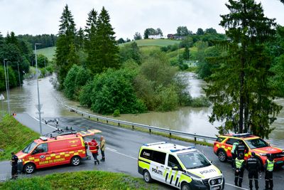 Flere beboere er evakuert etter at vannet steg over Hexbergveien ved Hexebergåsen i Lillestrøm kommune.